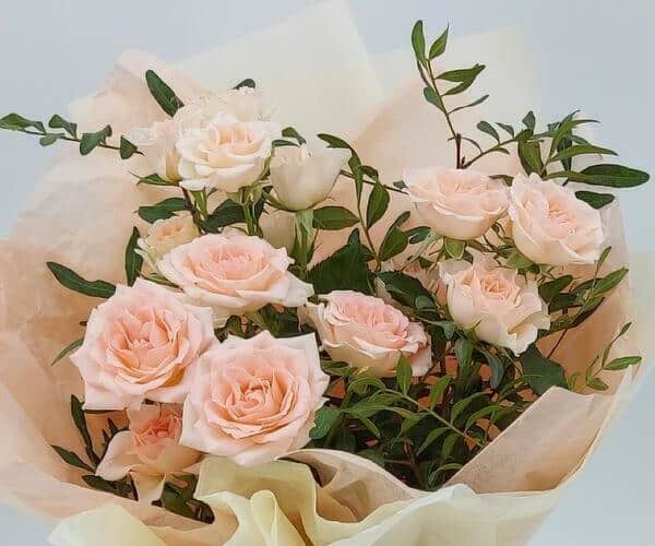 Cream spray roses (XS) view 2