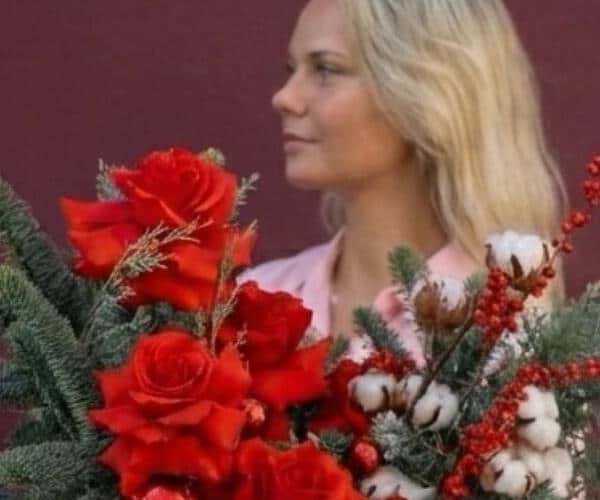 Winter box with roses and nobilis view 2