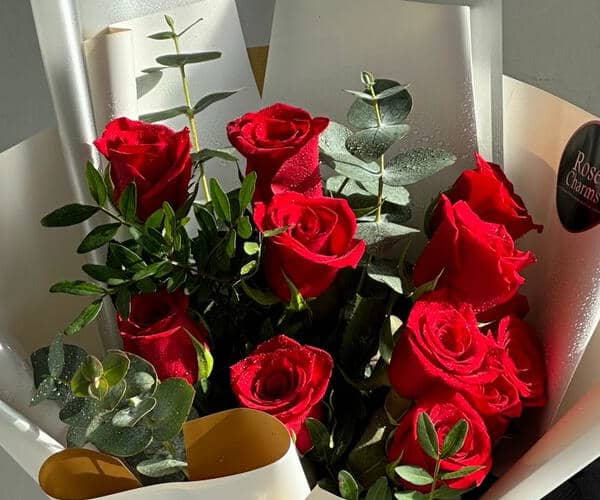Red roses bouquet with leaves and gypso roses
N view 2