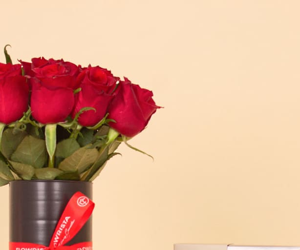 Passionelle Gold Ingot Box And Red Roses Vase view 2