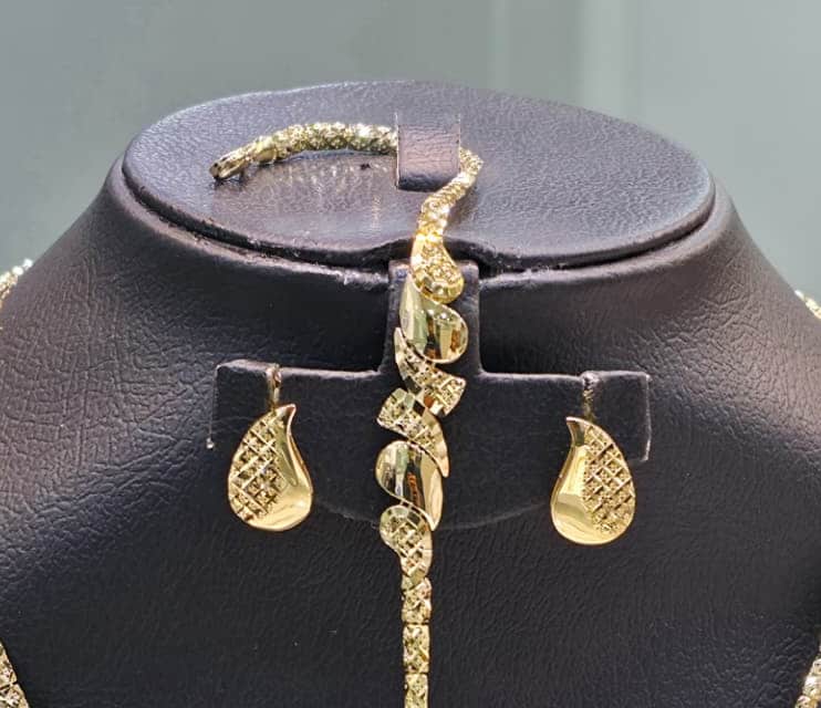 Chain with a pendant in the shape of flowers 6 view 2