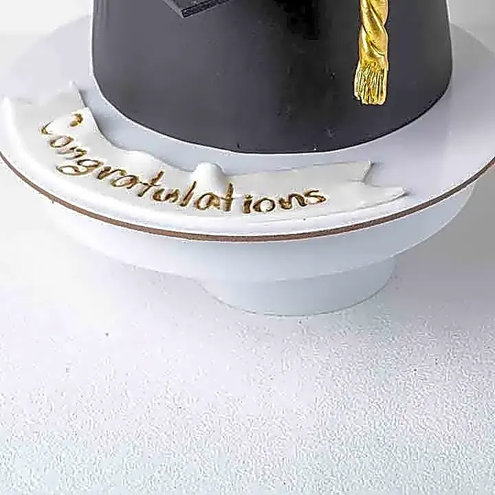 1.5kg Graduation Cake view 3