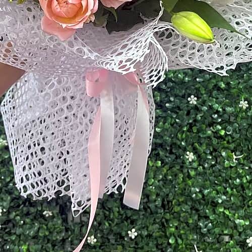 Roses with white paper for graduation view 5