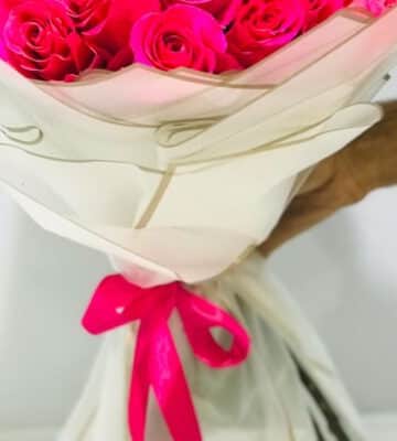 Fuchsia roses bouquet wrapped in white paper N view 3