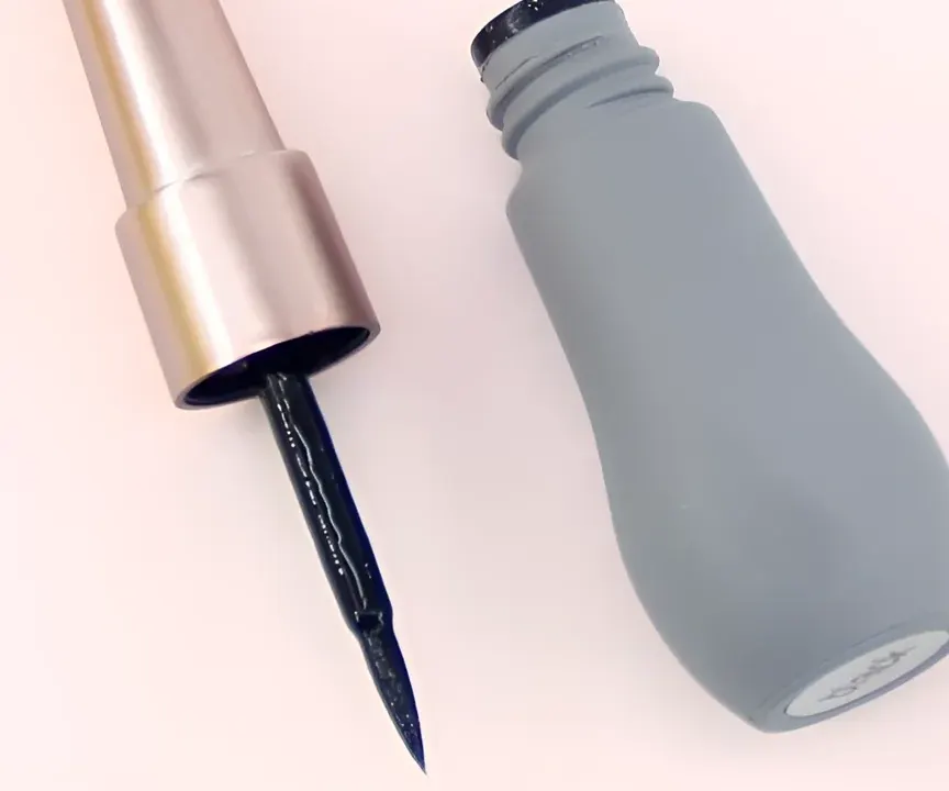 Long Lasting Liquid Eyeliner view 3