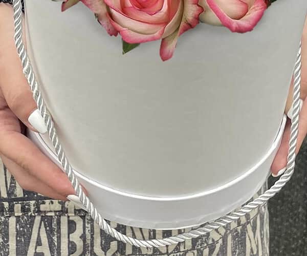 15 pink roses in a white box view 3