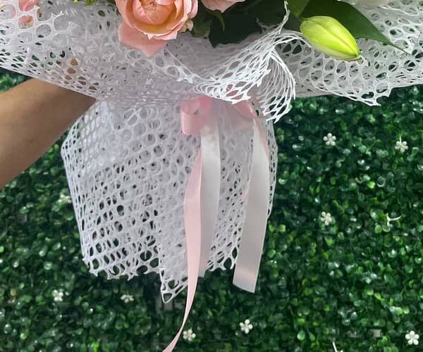 Roses with white paper for graduation view 7