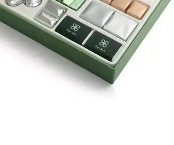 Box of 66 Pieces, Les Essentiels view 3