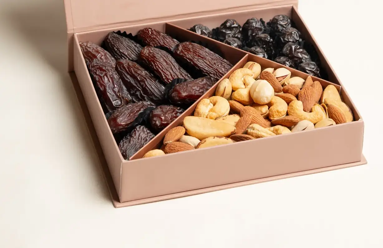 WG MAJDOUL AND AJWA DATES, DRIED FRUIT AND NUTS MAGNET GIFT BOX MED view 3
