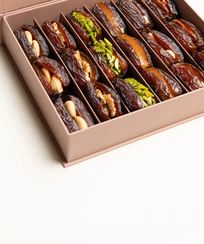 WG MAJDOUL DATES STUFFED MAGNET GIFT BOX MED view 3