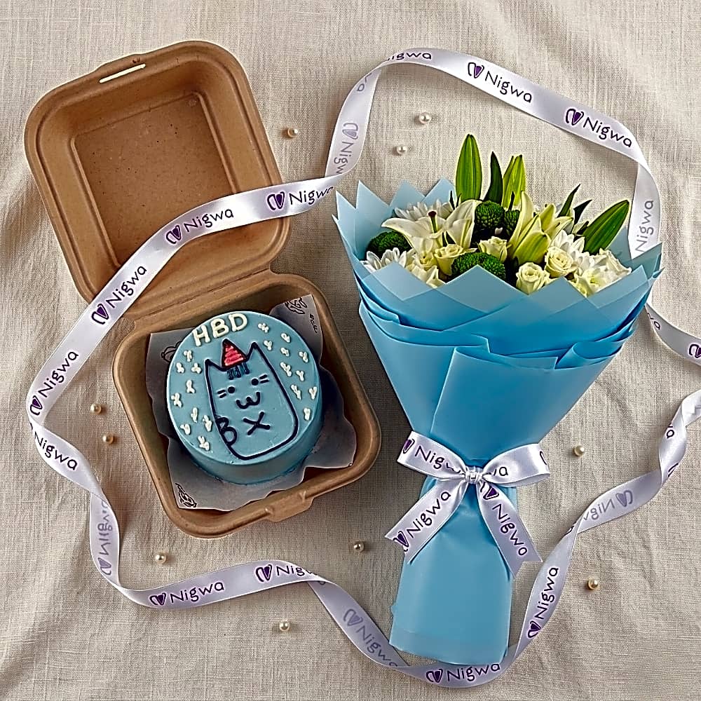 Kitty Kiss – Vanilla Bento Cake with flowers bouquet view 1