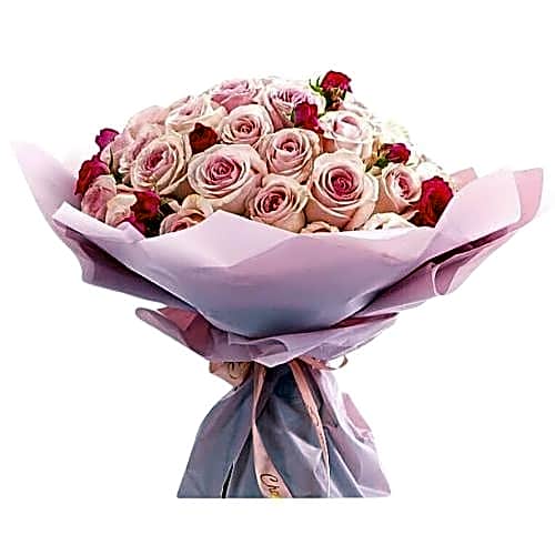 Hand bouquet spartan rose view 1