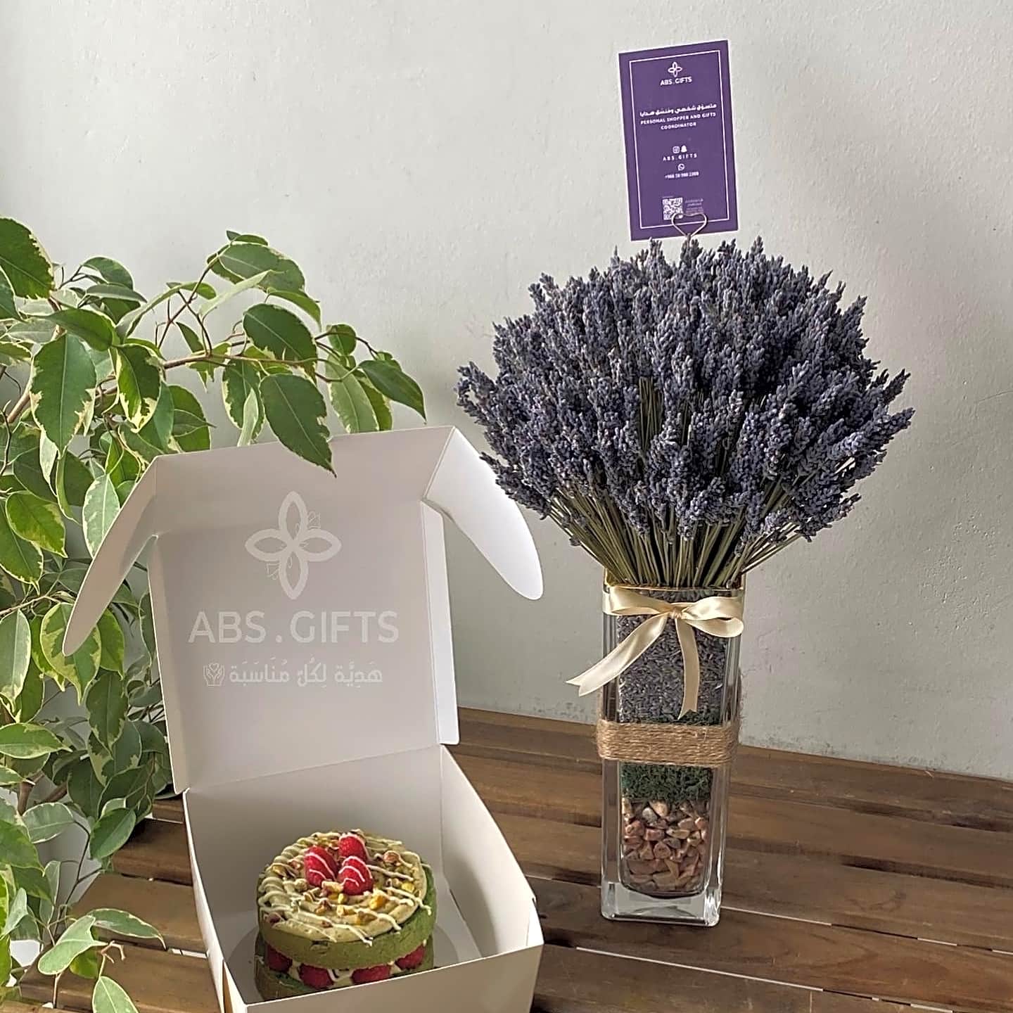 Flower vase with cake view 1