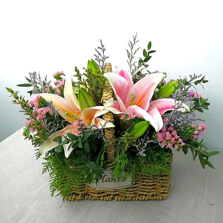20 yellow roses in a basket. view 1
