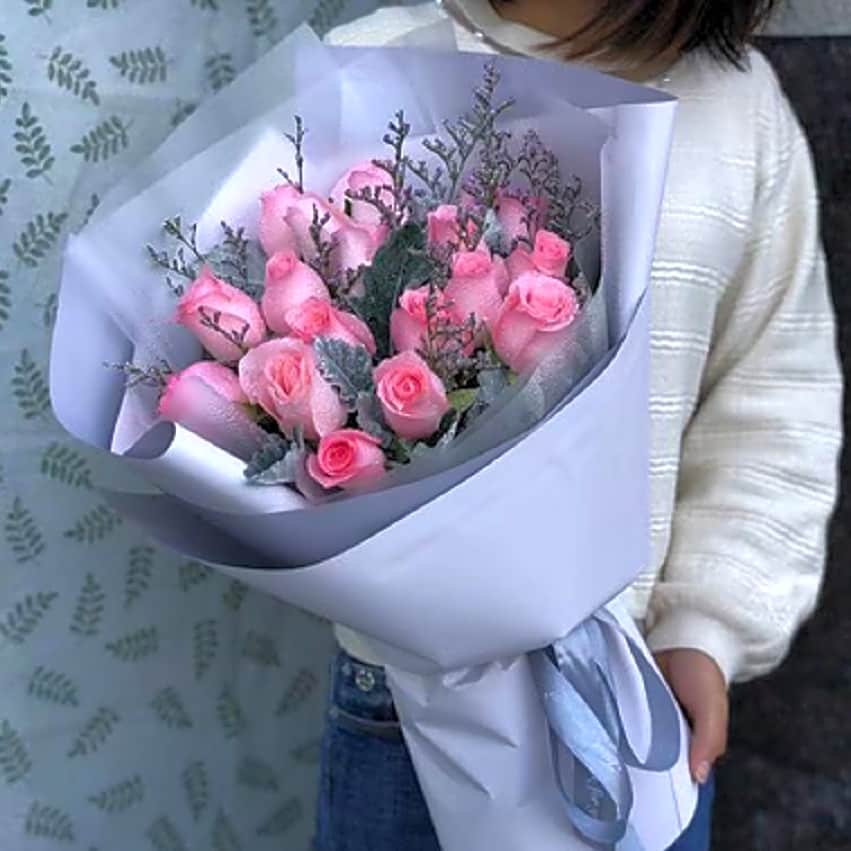HR2009 Pink Roses Bouquet view 1