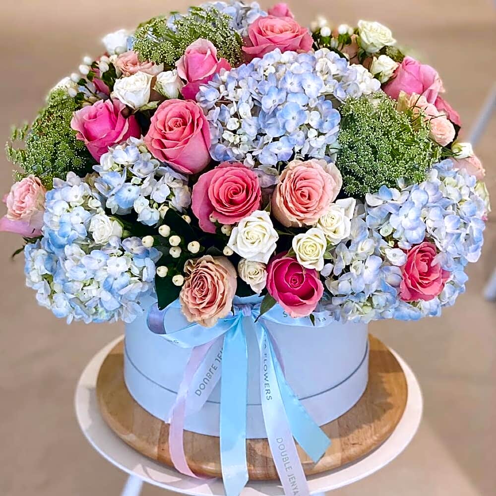 COLOR ROSES Flowers IN BOX view 1
