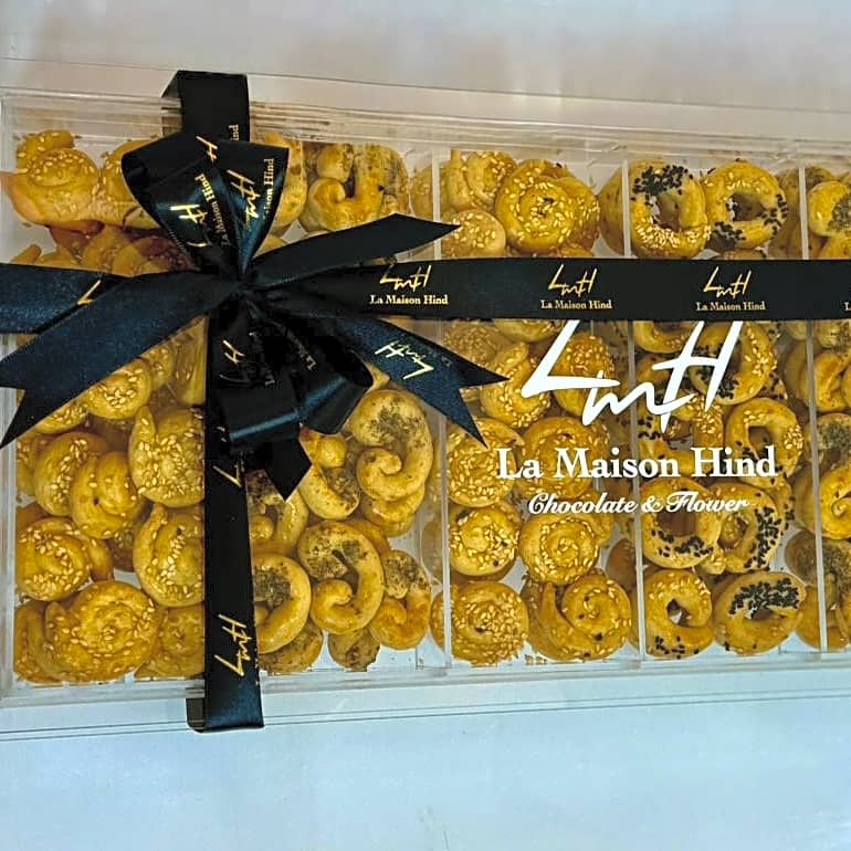 Luxury acrylic box – elegant design and delicious contents view 1