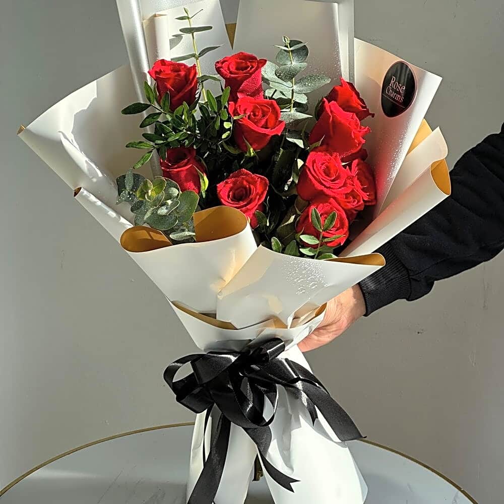 Red roses bouquet with leaves and gypso roses
N view 1