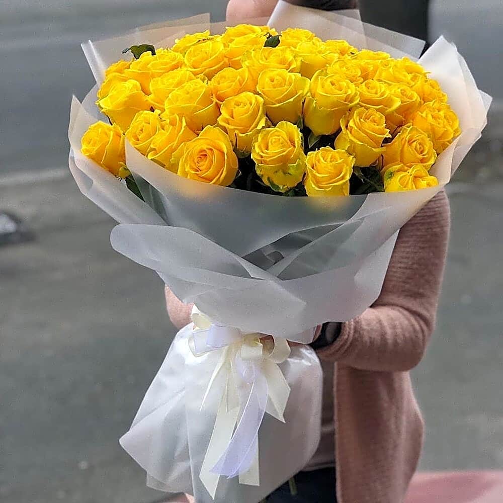 Juri yellow bouquet view 1
