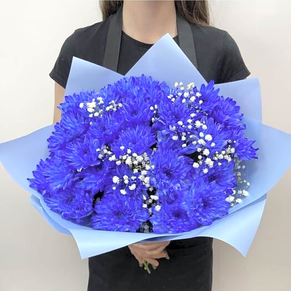 arrangement of fresh flowers that captures the essence view 1