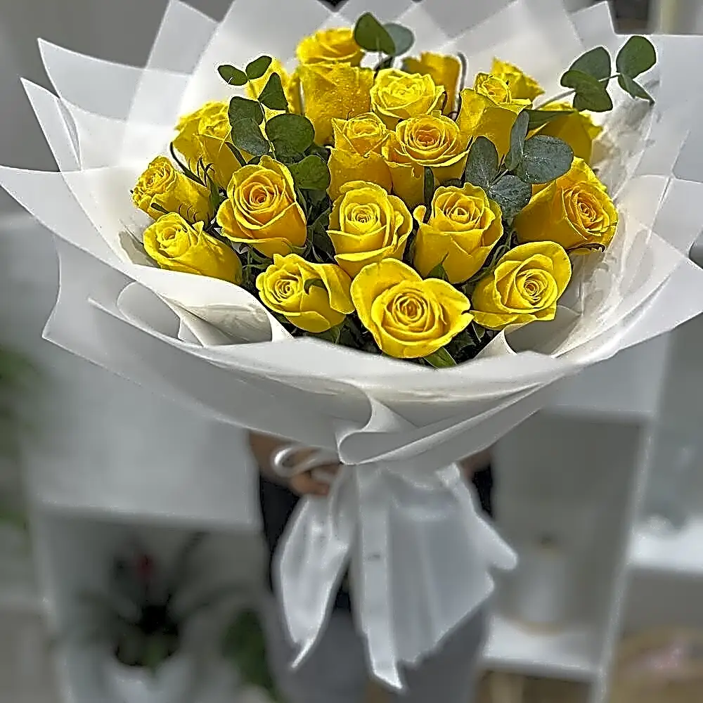 A bouquet of yellow roses 1020