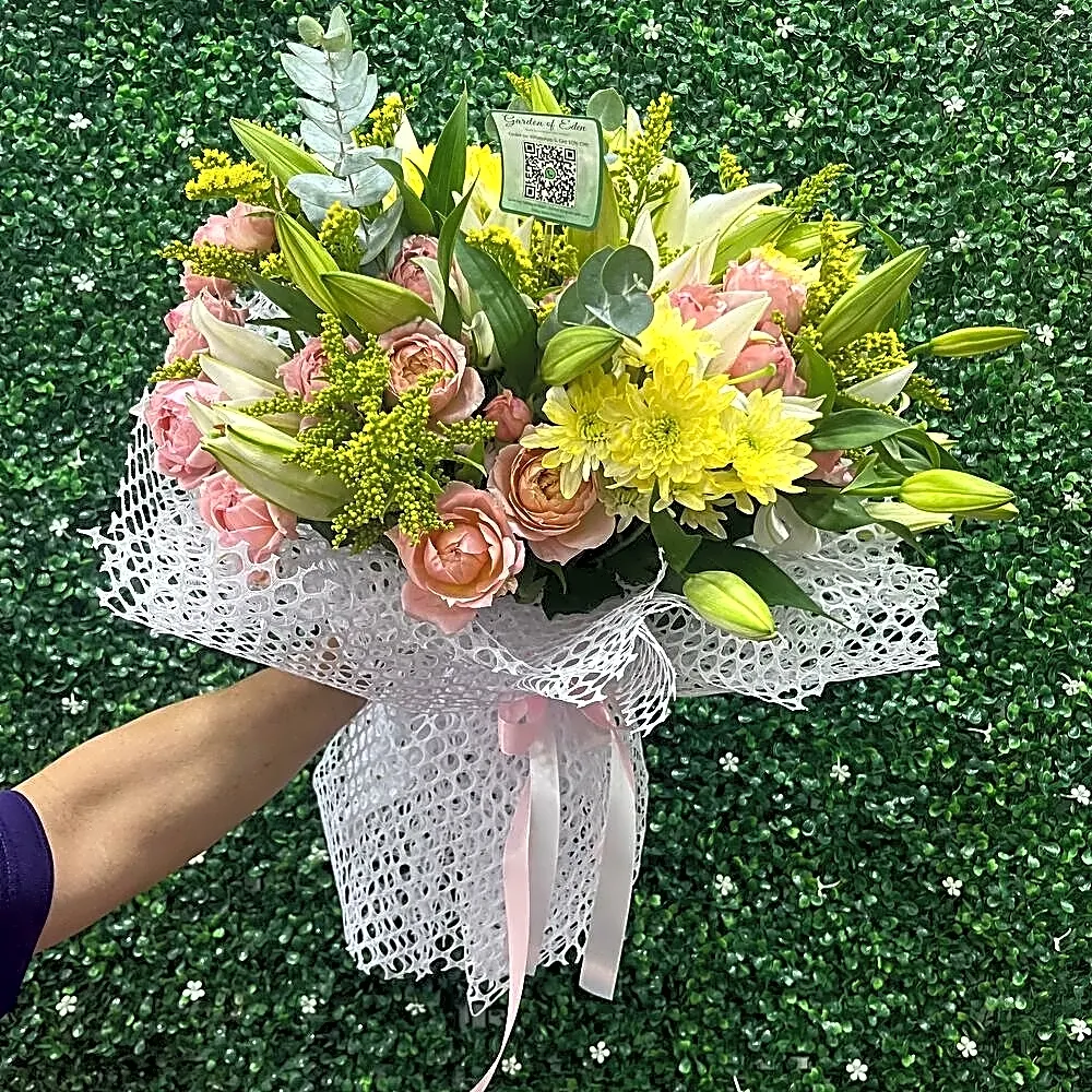 Roses with white paper for graduation