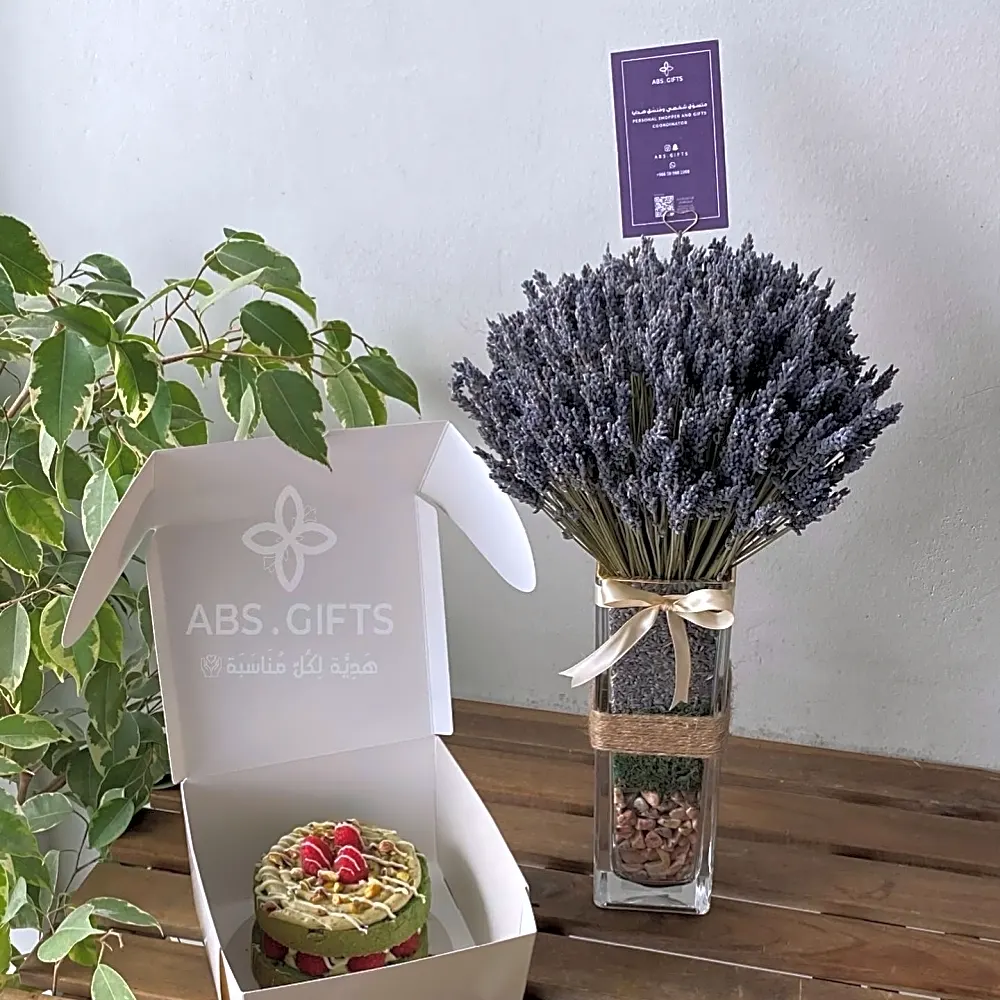 Flower vase with cake