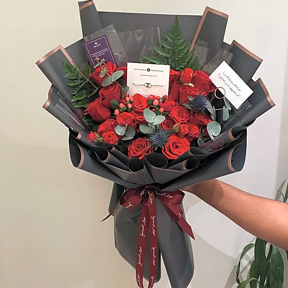 Rose bouquet with accessories6