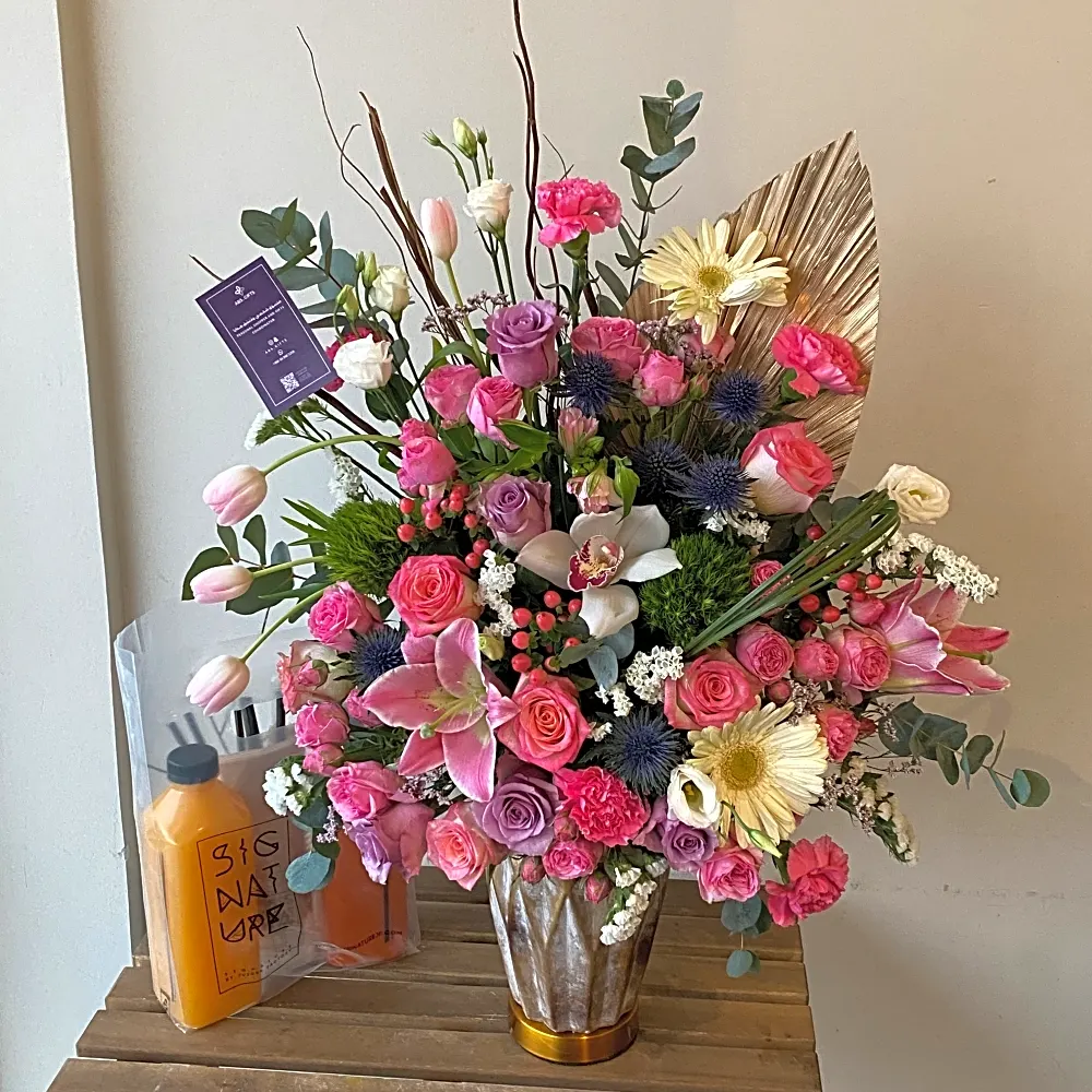 Flower vase with juice