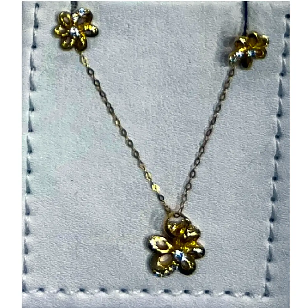Chain with a pendant in the shape of flowers 3
