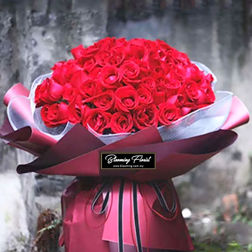 VHH002 100 Roses Hand Bouquet