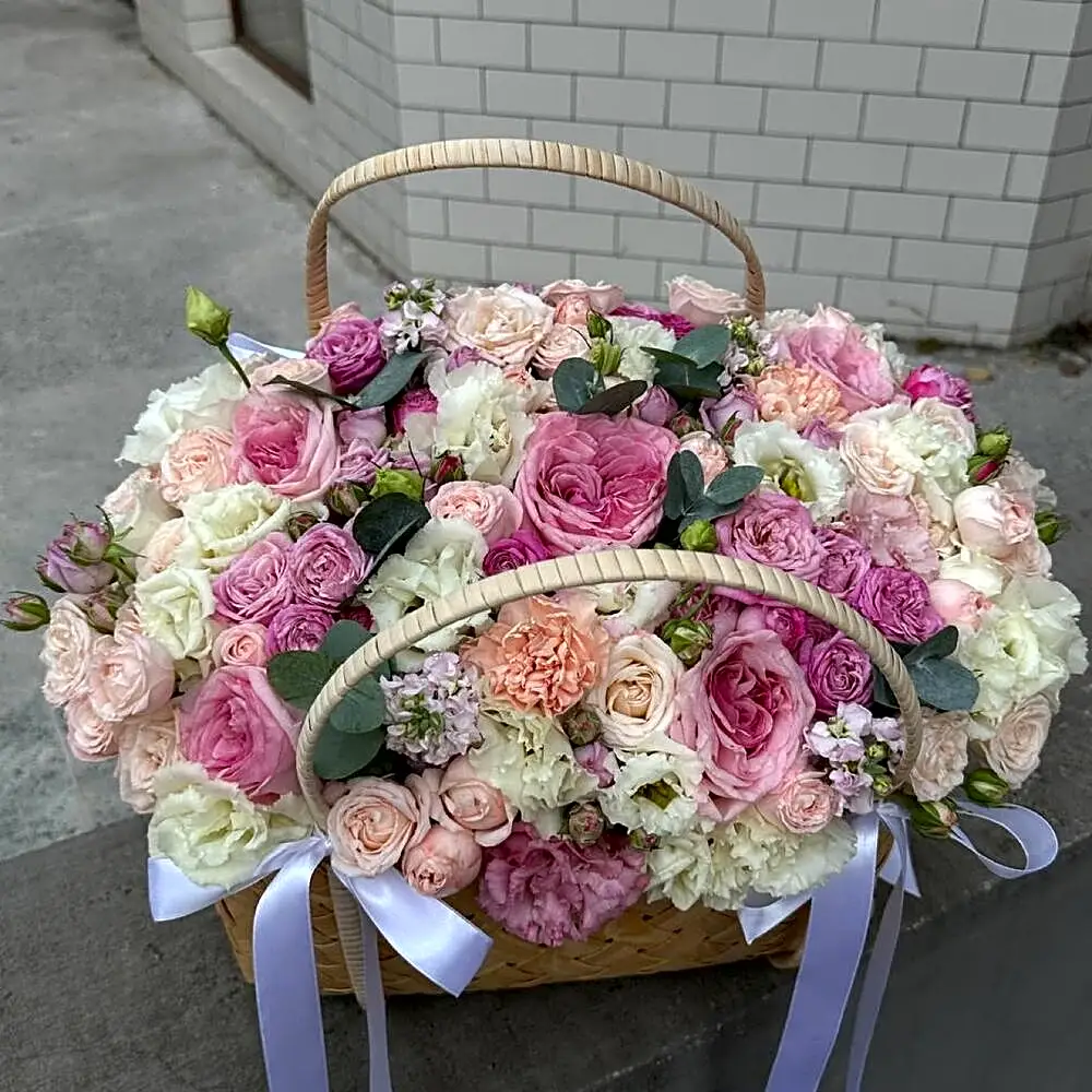 Цветы в корзине