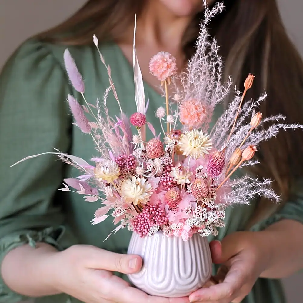 Неувядающая композиция в керамическом кашпо