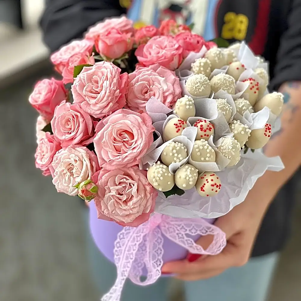 Пионовидные розы и клубника0