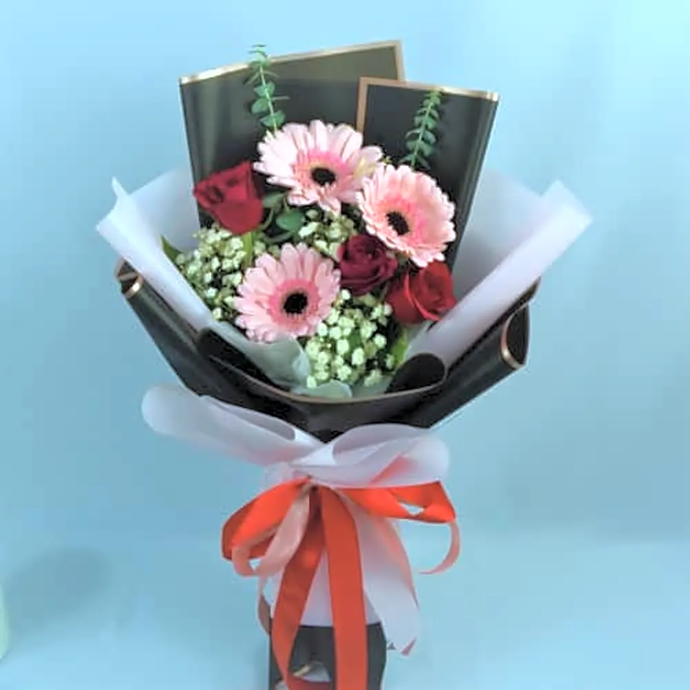 3 rose and 3 pink daisy in a hand bouquet 2