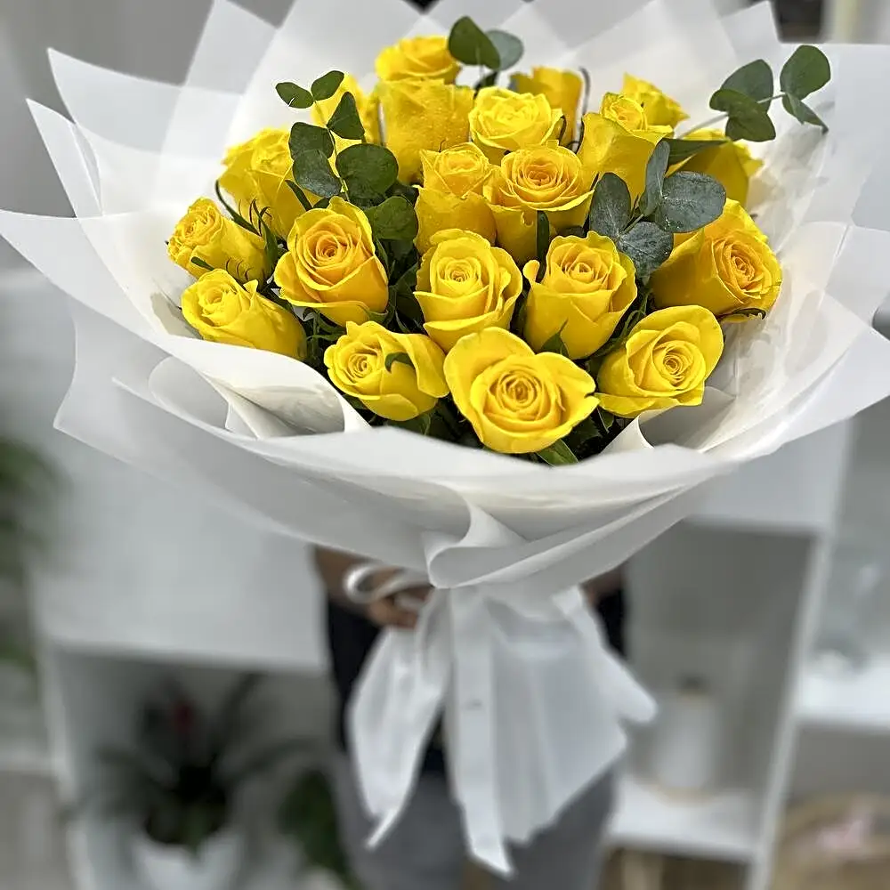 A bouquet of yellow roses 1020