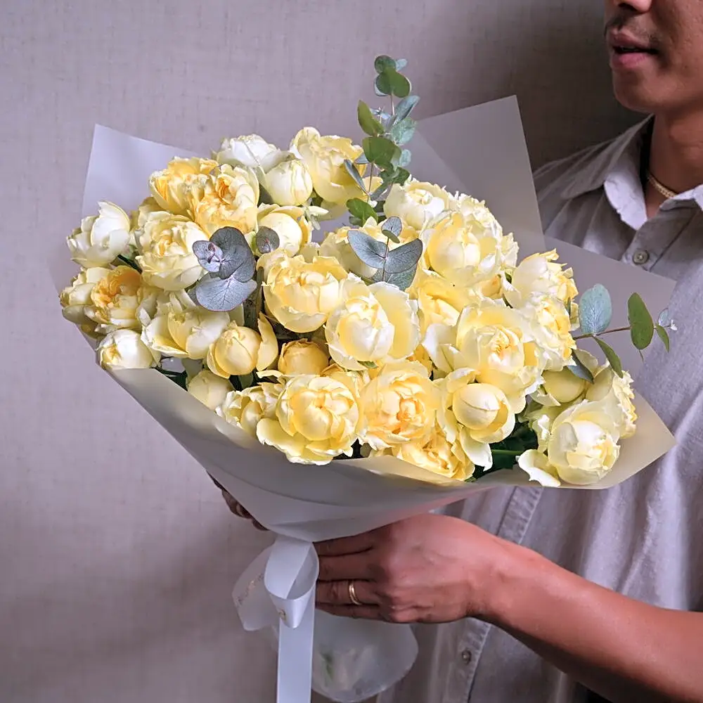 9 Julieta Limoncella Roses with Eucalyptus 6354