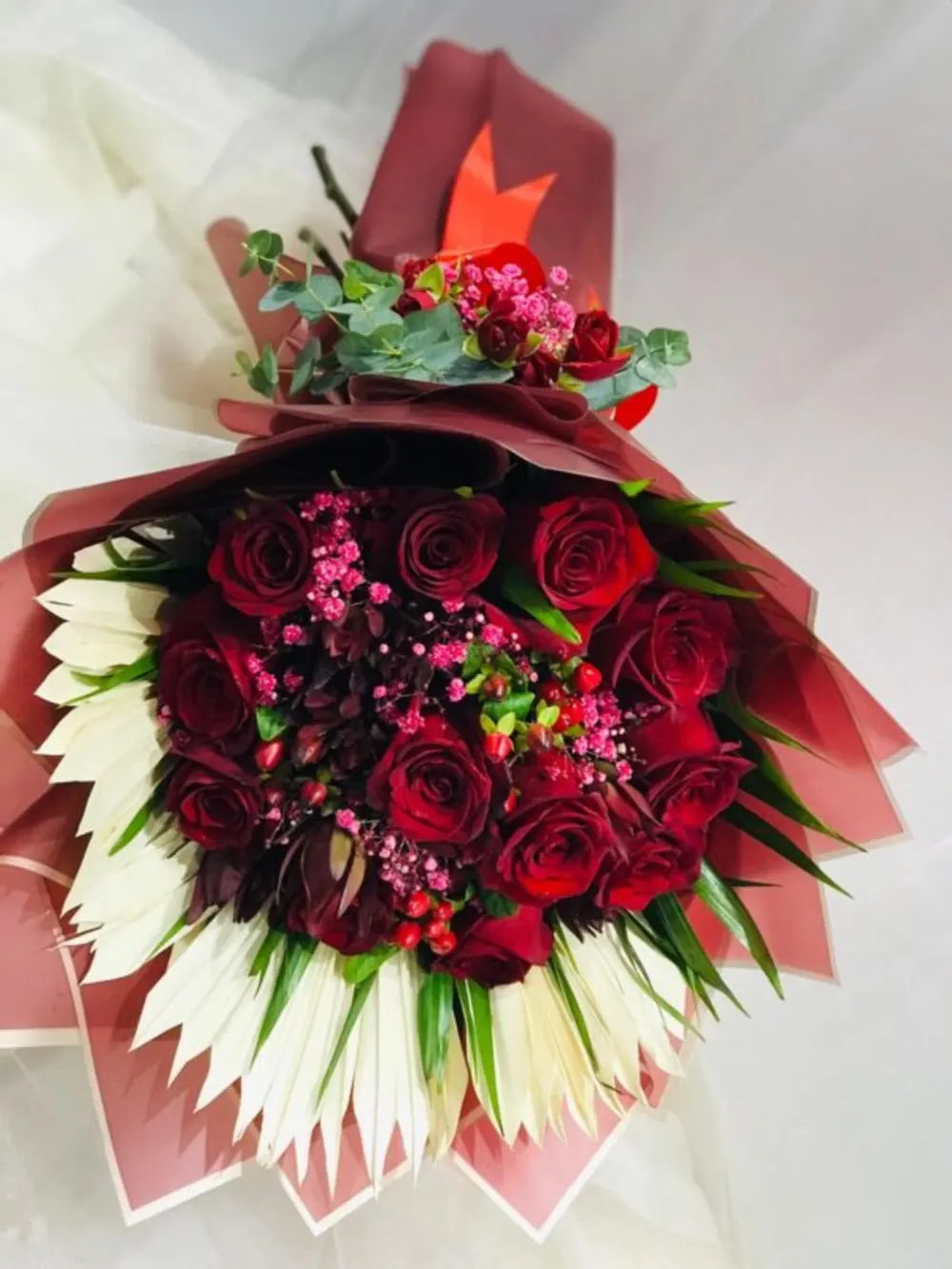 Red roses bouquet with hypericum and dried flowers N