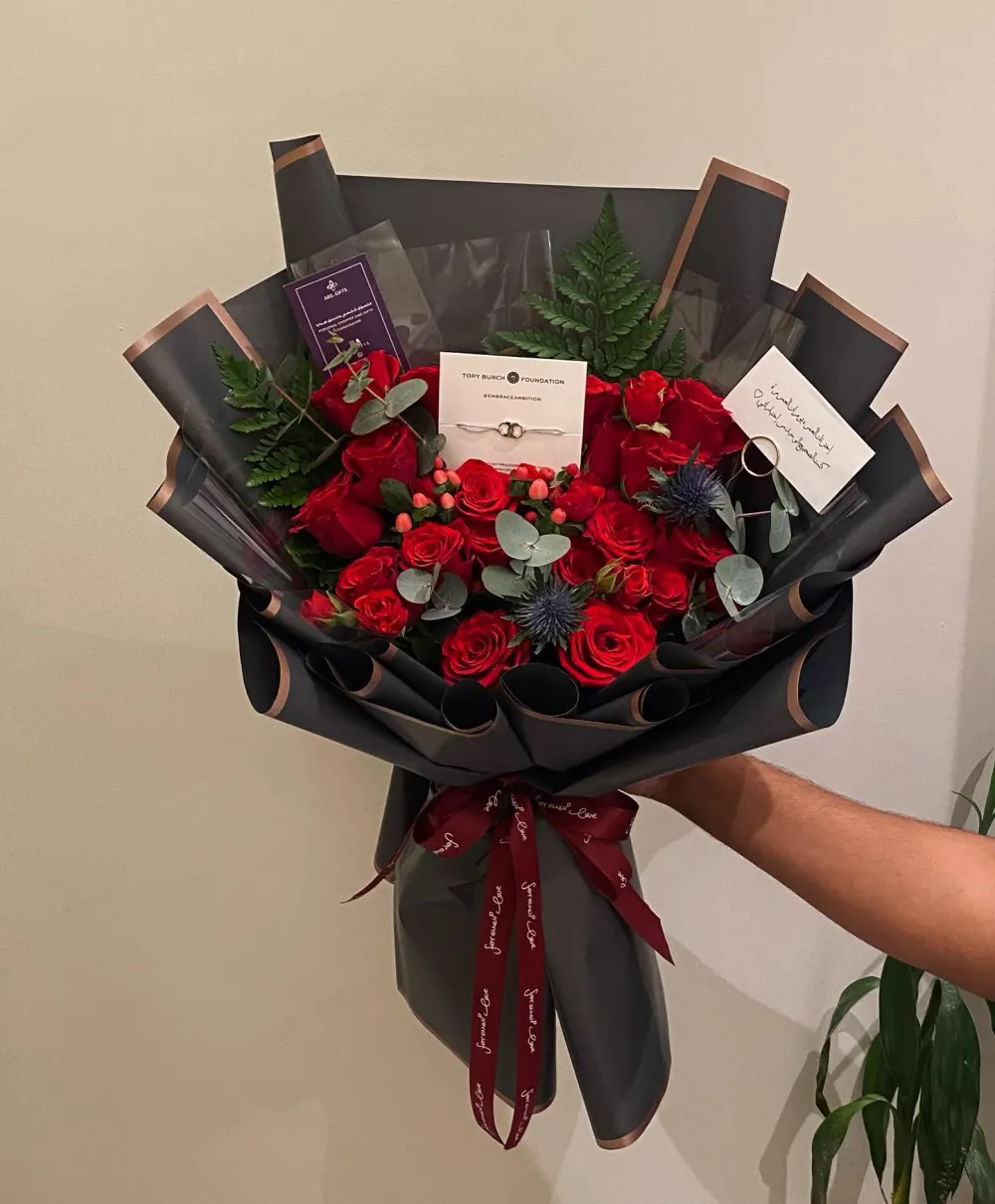 Rose bouquet with accessories6