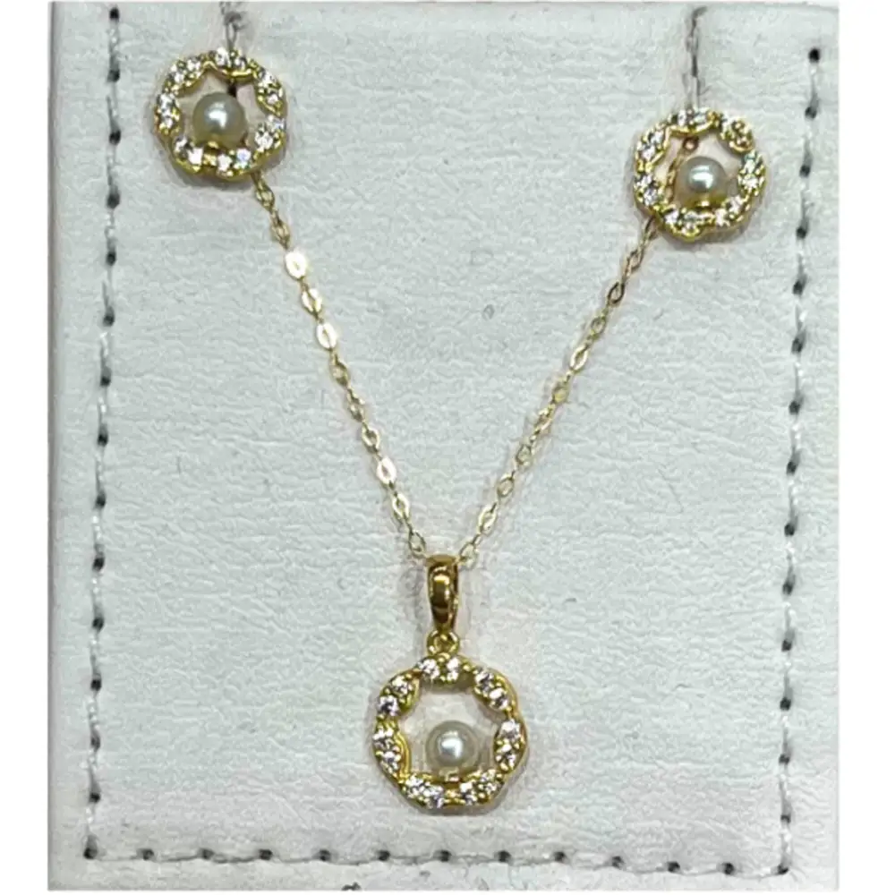 Catenary with an oval pendant containing a pearl