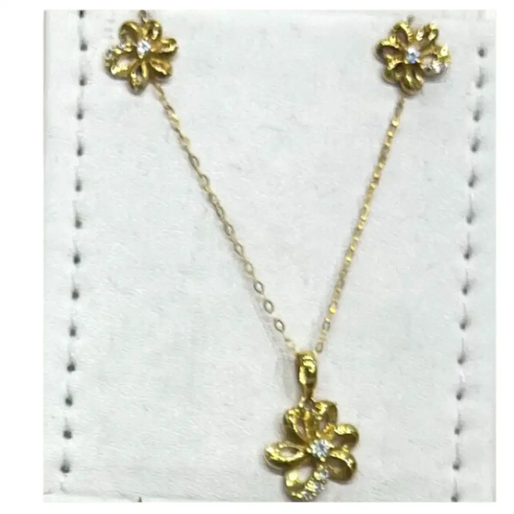 Chain with a pendant in the shape of flowers 4