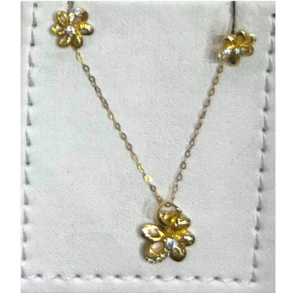 Chain with a pendant in the shape of flowers 3