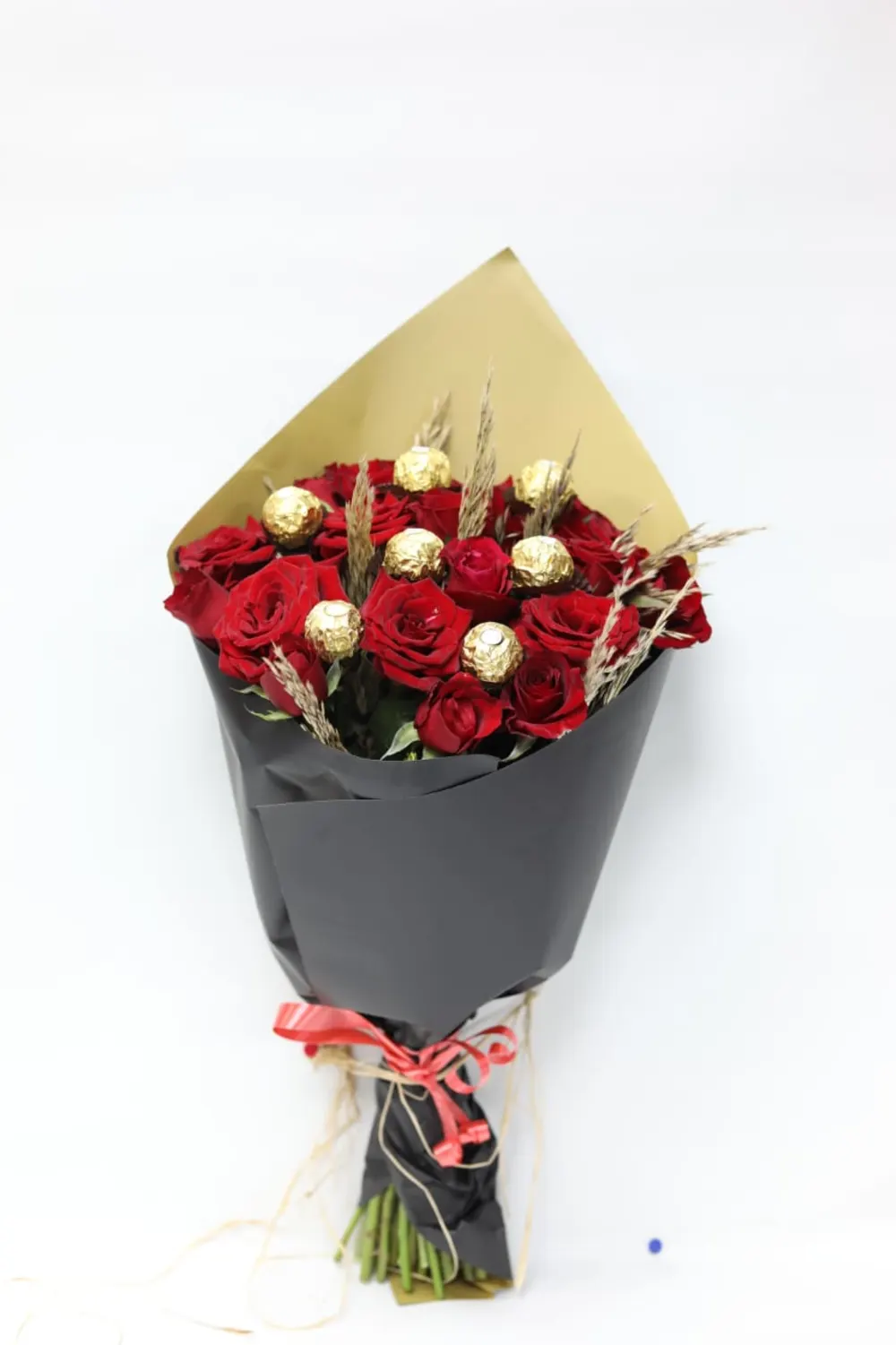 Bouquet with red flowers with chocolate !!