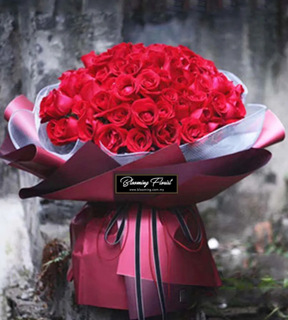 VHH002 100 Roses Hand Bouquet
