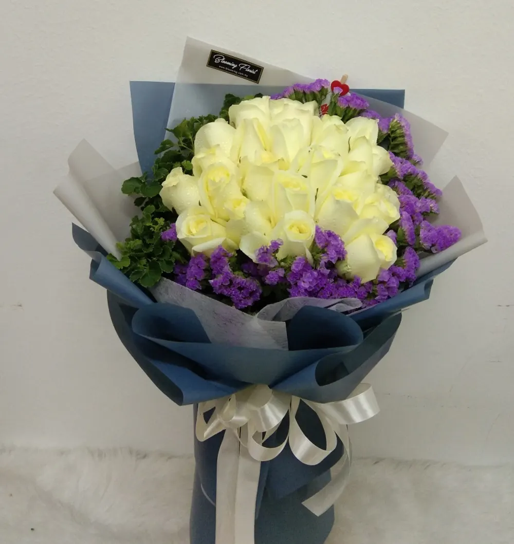 HR2403 White Roses Hand Bouquet