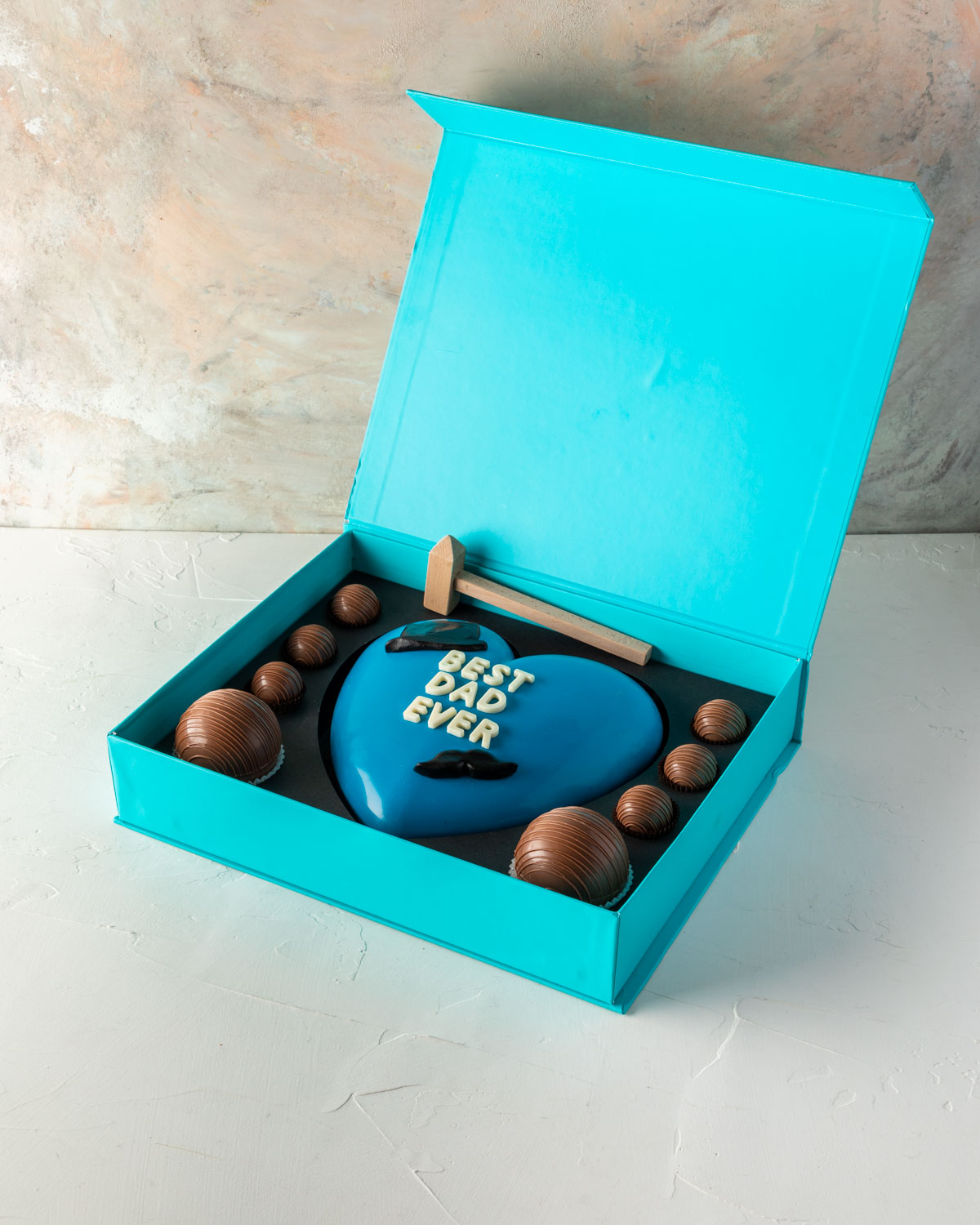 woman gifts musk with chocolate  2 view 6