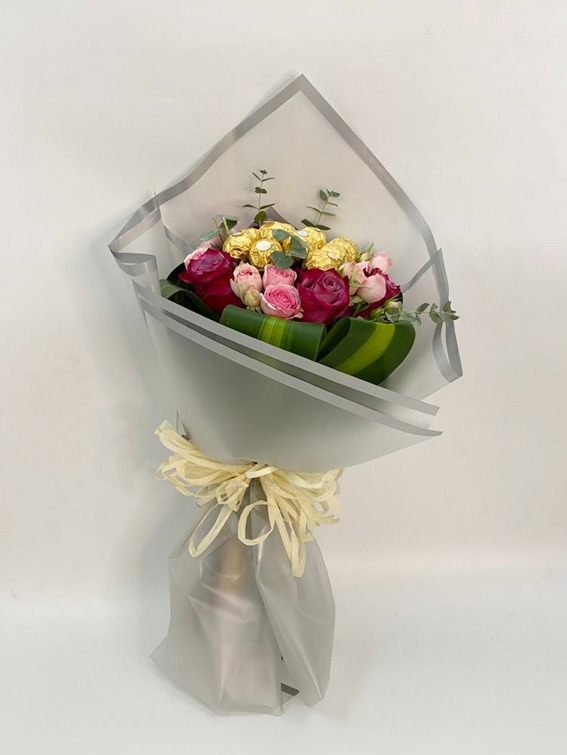 Rose bouquet with chocolate splendor view 1