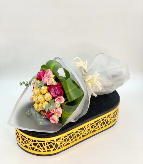 Rose bouquet with chocolate splendor view 4
