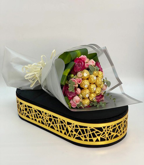 Rose bouquet with chocolate splendor view 5