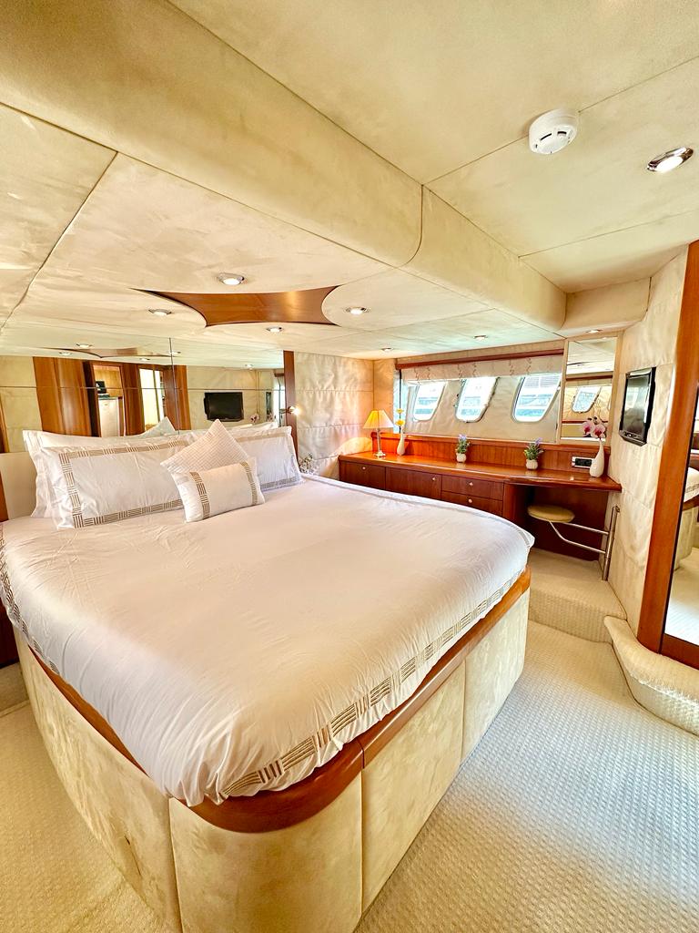 yacht Sunseeker 70 feet view 11
